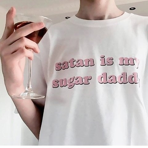 Camiseta Satan Is My Sugar Daddy-4Evah Young
