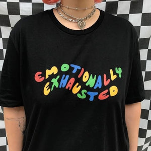 Camiseta Emocionalmente Exausta-4Evah Young