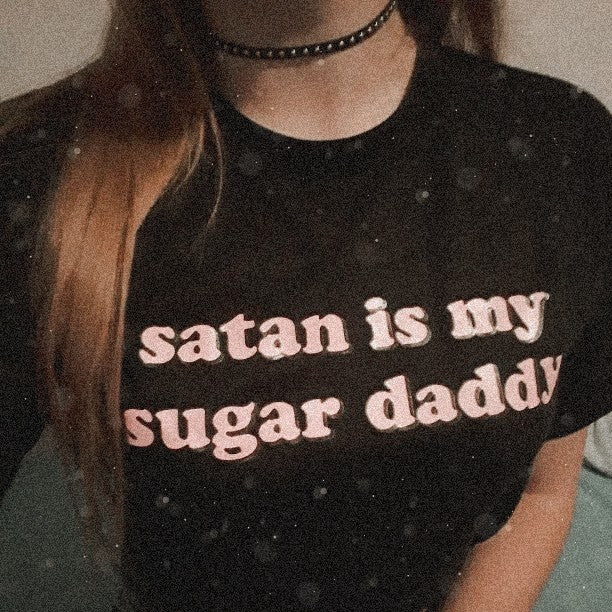 Camiseta Satan Is My Sugar Daddy-4Evah Young